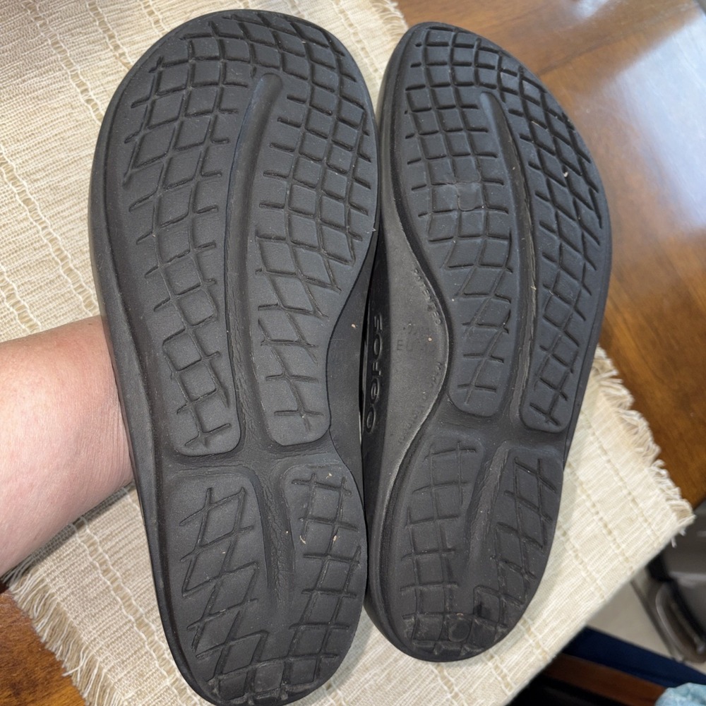 Oofos Black Camo Flip Flops Women's Size 11 - Picture 4 of 6
